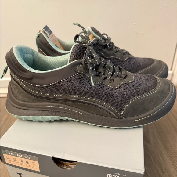 Brand new and never worn sneakers! - Picture 3 of 6